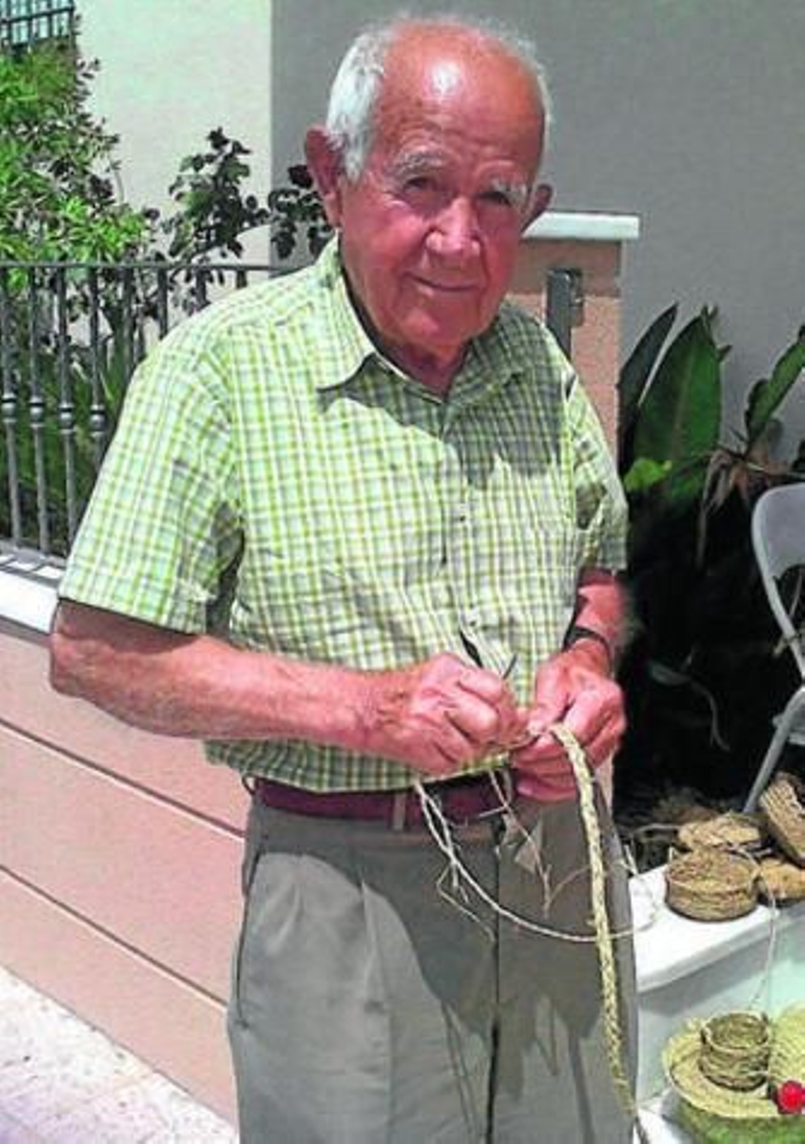 Luis Belmonte Pérez a la puerta de su vivienda en Antas.