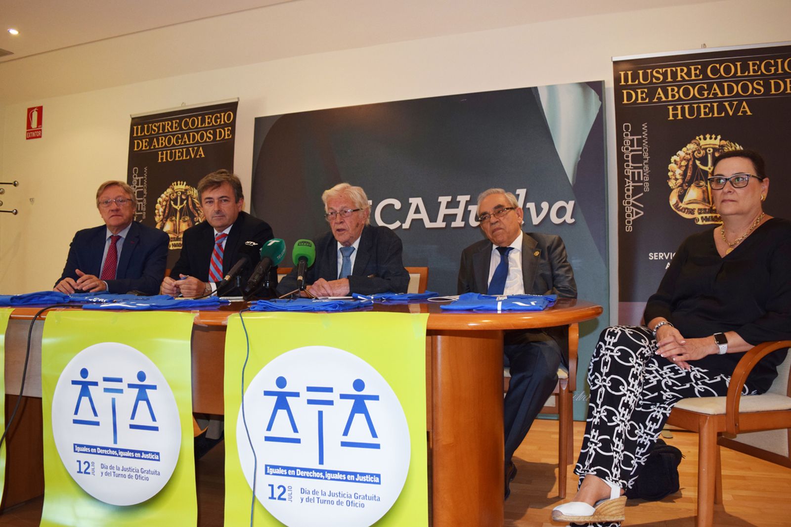 De izquierda a derecha, los miembros de la junta de gobierno del ICA Huelva, José Luis Contioso-Flemig, Ramiro Guinea, Juan José Domínguez (decano), Fernando Vergel (vicedecano) y Rosario Castro.