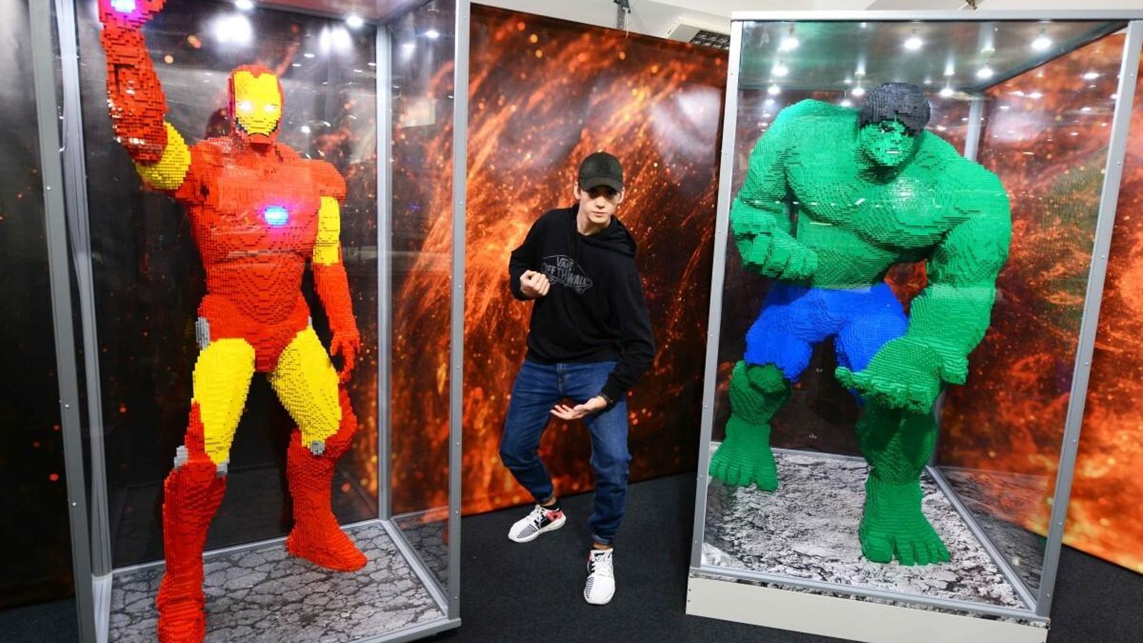 Superhéroes construidos con piezas Lego en el Pabellón de la Navegación.