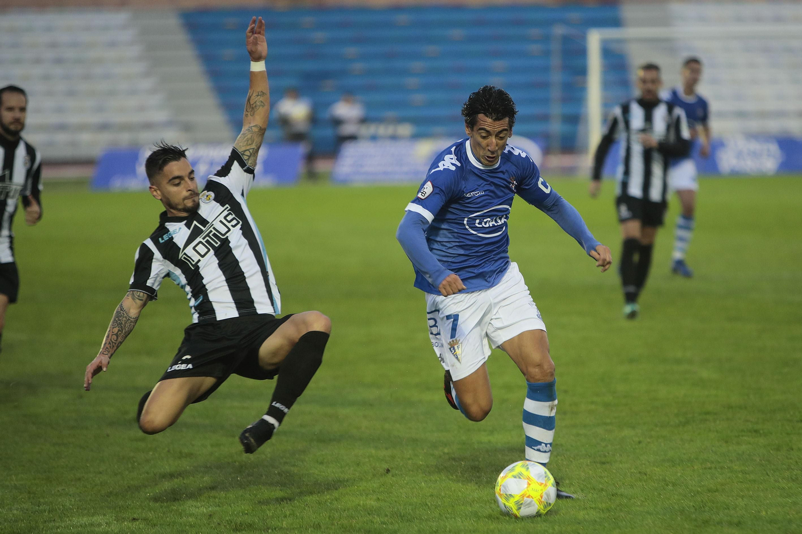 El goleador Tomás intenta frenar la internada del local Pedro Ríos.