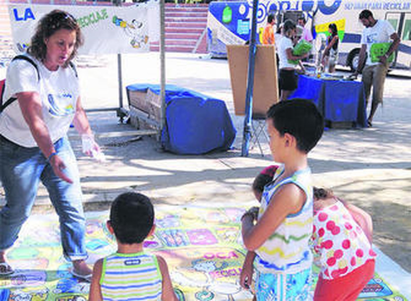 Un grupo de niños participa en una actividad de reciclaje.