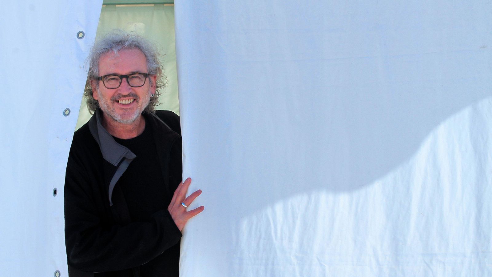 El editor de la editorial posa al final de la entrevista.