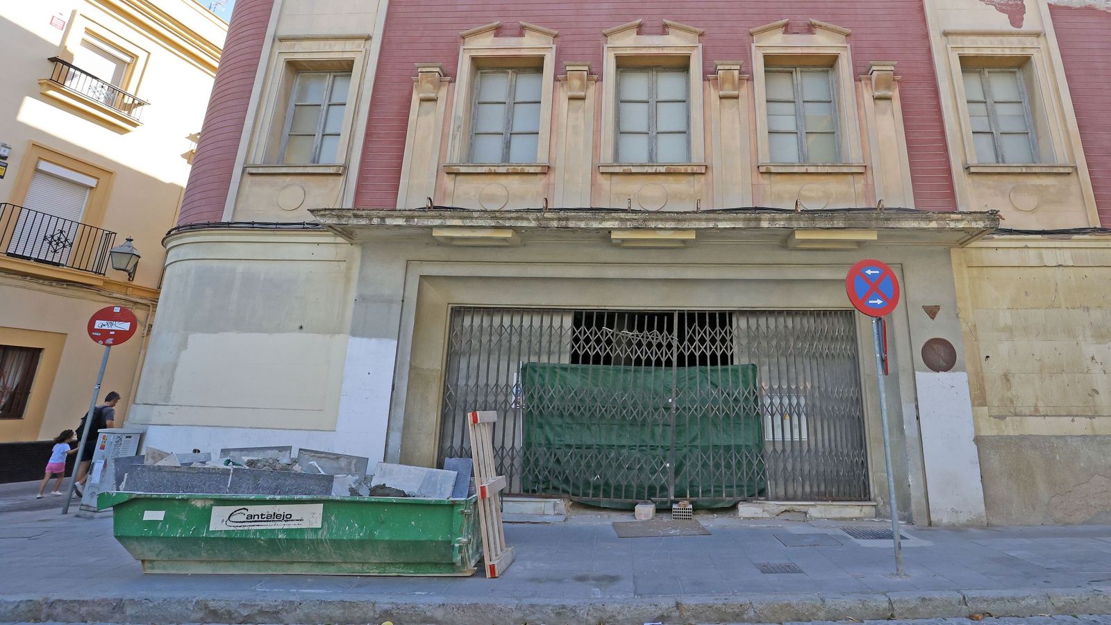 Obras paradas en el Cine Jerezano desde hace meses.