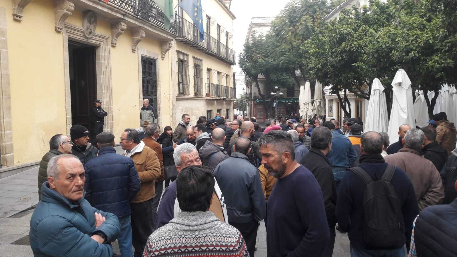 Un momento de la concentración celebrada el lunes frente al Ayuntamiento.