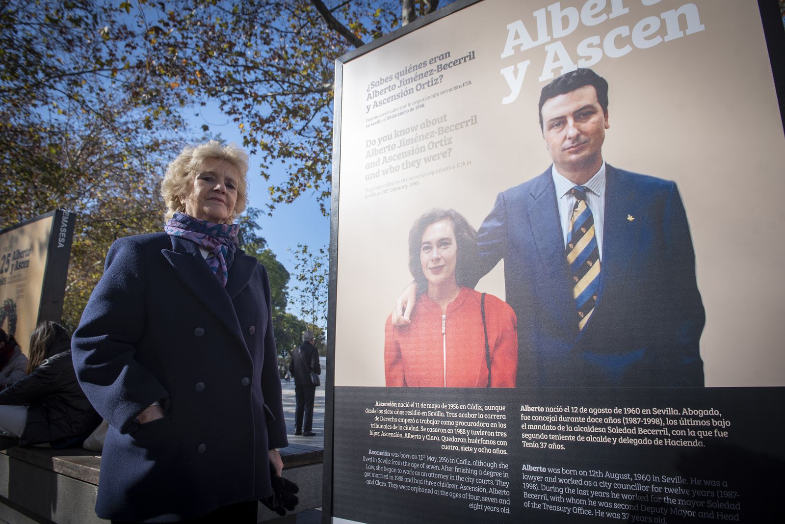Imágenes de la exposición de mupis en la Puerta de Jerez sobre Alberto y Ascensión