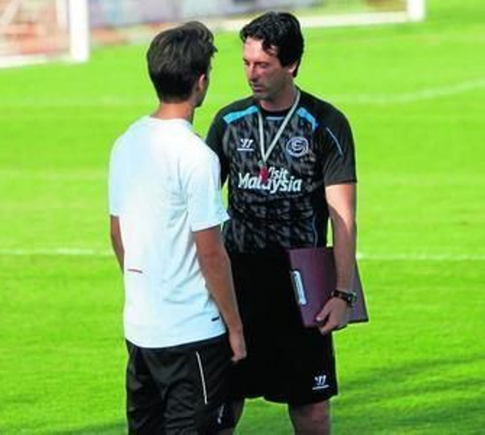 Emery dialoga con Denis Suárez antes de la sesión de ayer.