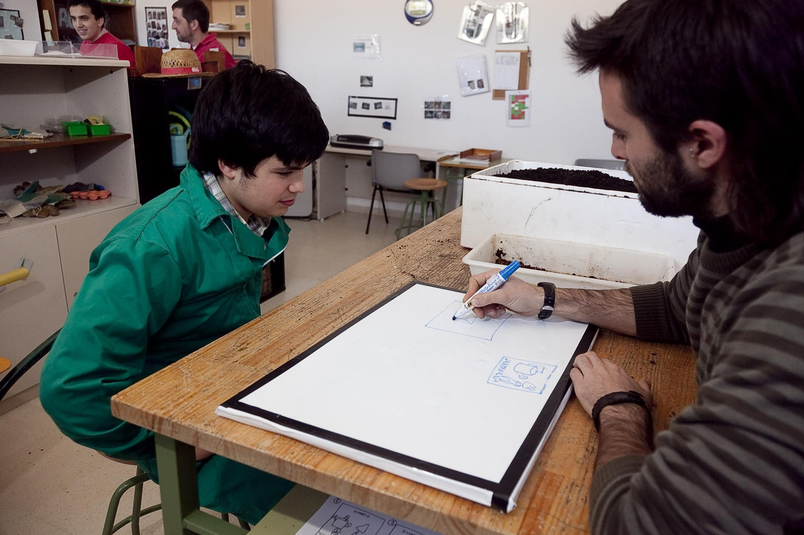 Un niño trabaja con su terapeuta