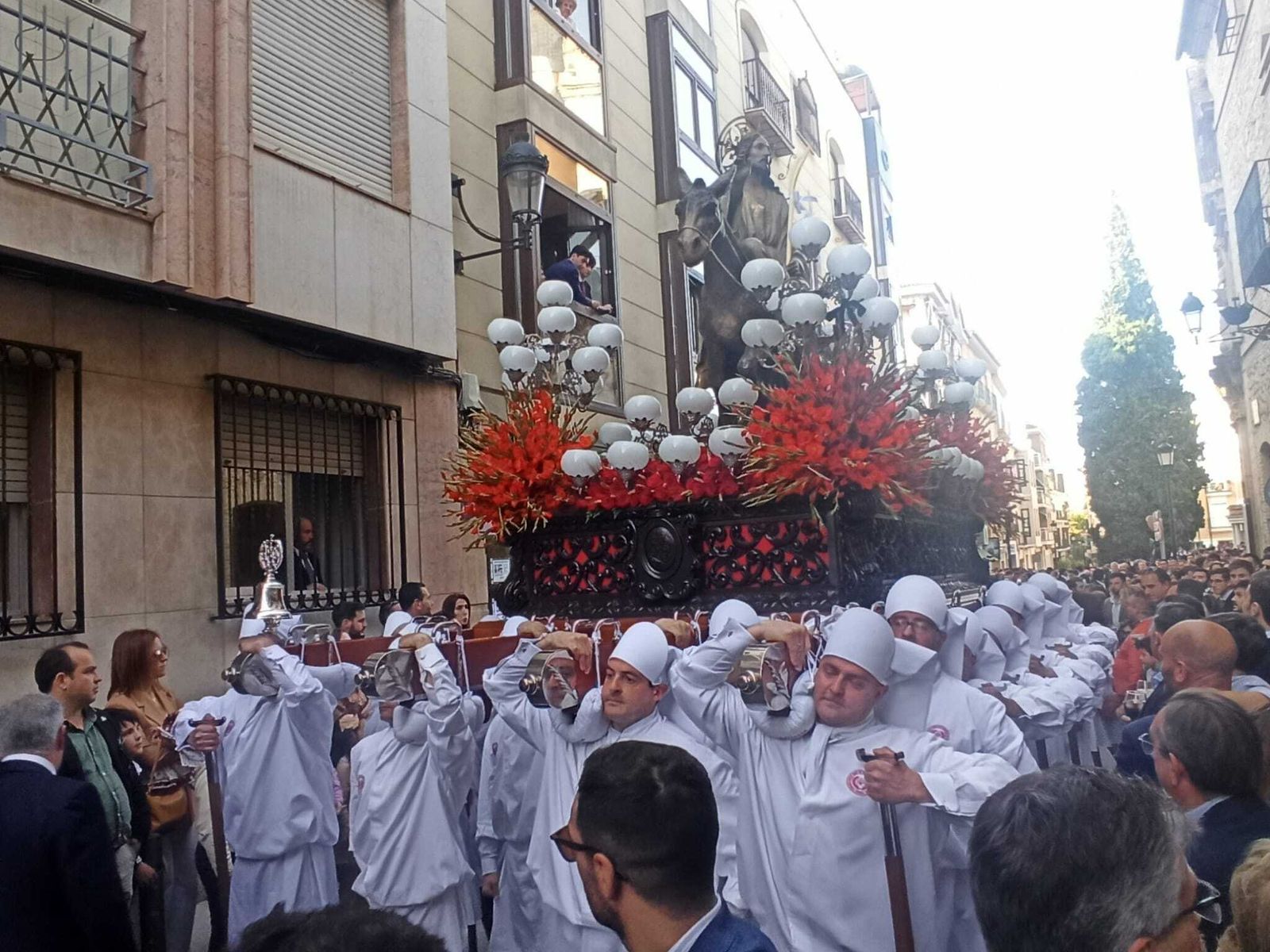 Los santeros portan a la Borriquita por las calles de Lucena.