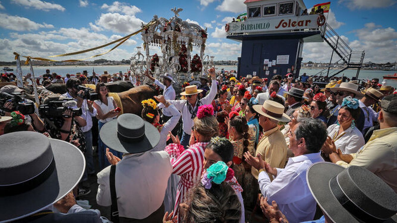La hermandad de Sanlúcar cruzando hacia el coto de Doñana el pasado año.
