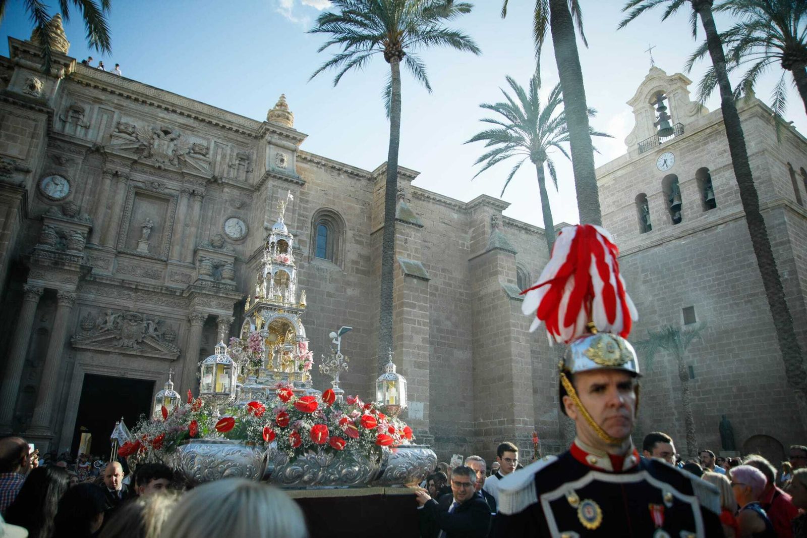 Imágenes de la procesión del Corpus Christi en Almería: así han sido la misa y la posterior marcha por la capital