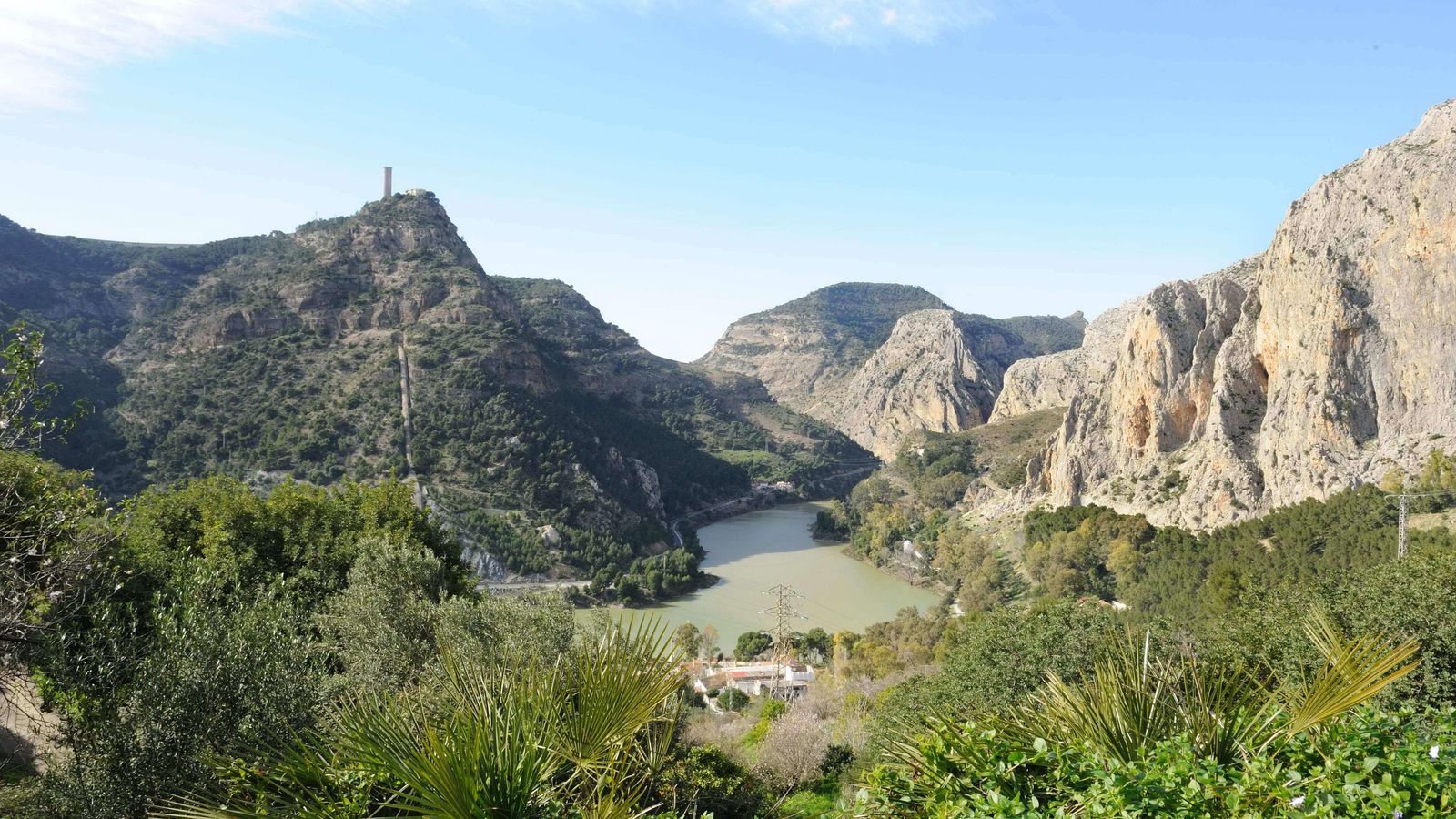 Vista de la presa, el pantano y la central.