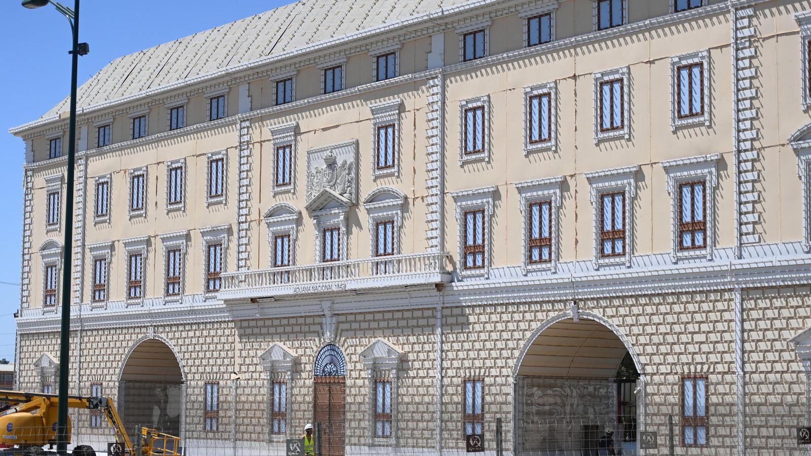 Trabajadores montan la portada de la Feria de Málaga en el Cortijo de Torres