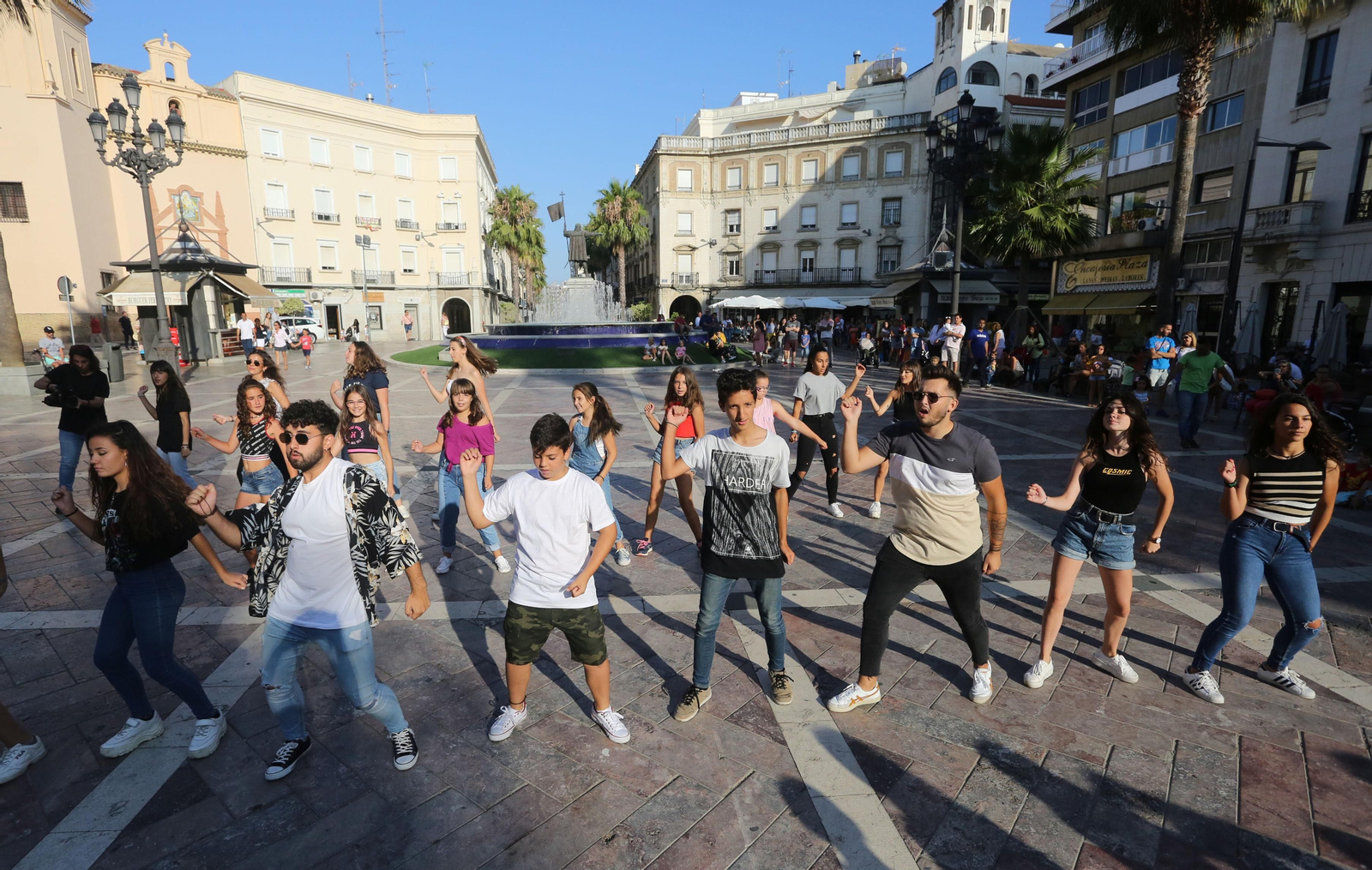 Miembros de la Asociación juvenil Carabela y Francisco Navarro Lara, promotor del concierto 'Hollywood Sinfónico', realizan un 'flashmob' urbano.