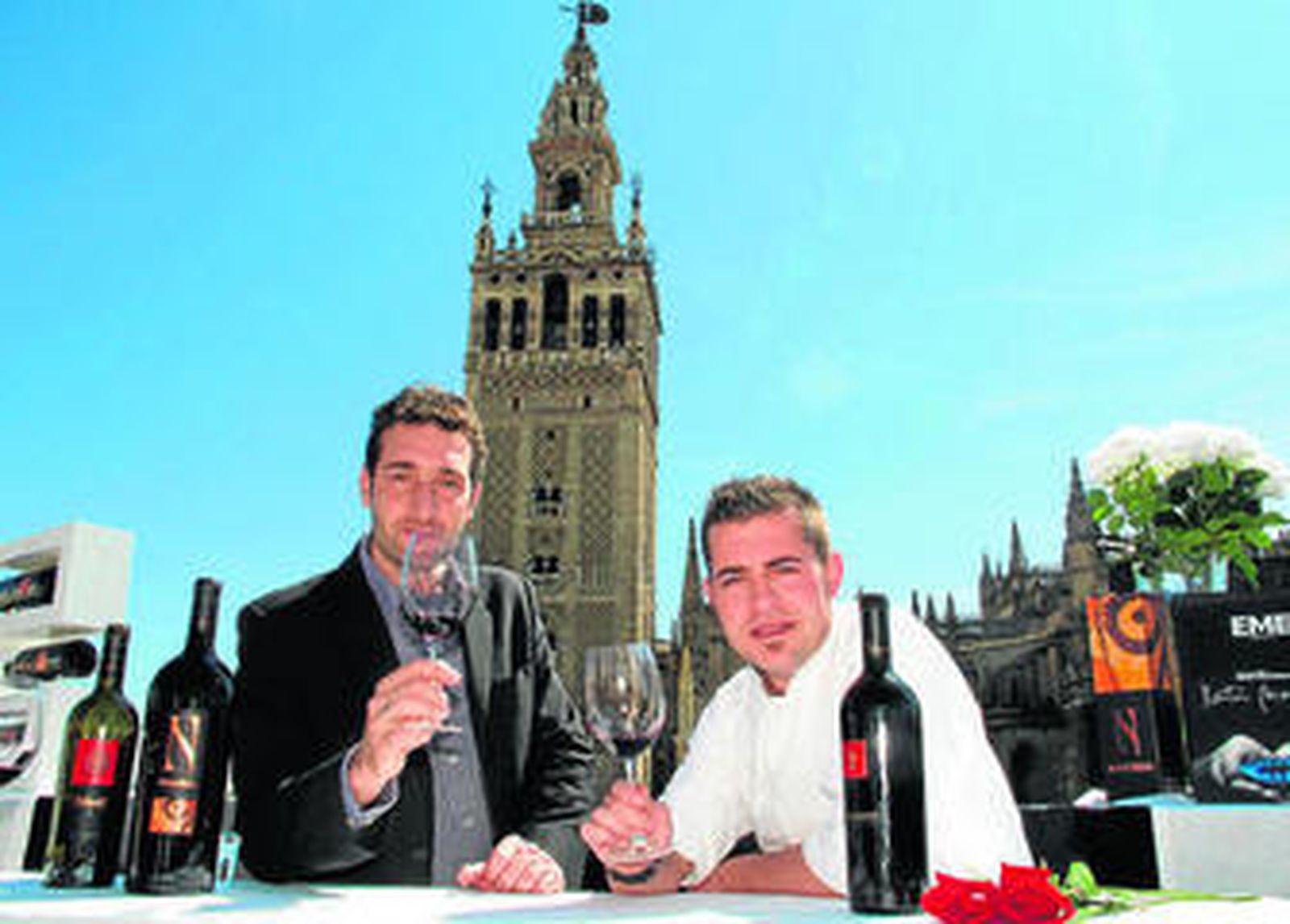 Daniel del Río, responsable de Viñedos de Estates & Wines de Moët Hennessy, y Baltasar Díaz, chef del Restaurante Santo by Martín Berasategui, con los vinos presentados en la terraza del EME Catedral Hotel, y la Giralda al fondo.