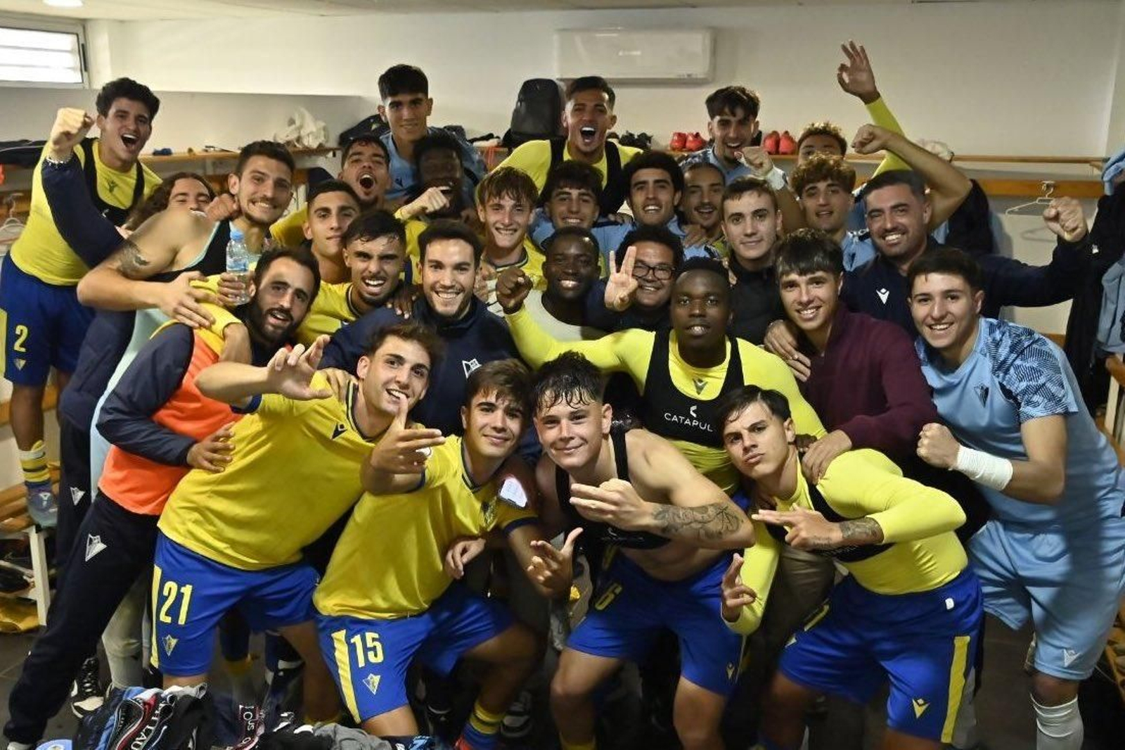 Los jugadores del Cádiz Mirandilla celebran su victoria ante el Linares.