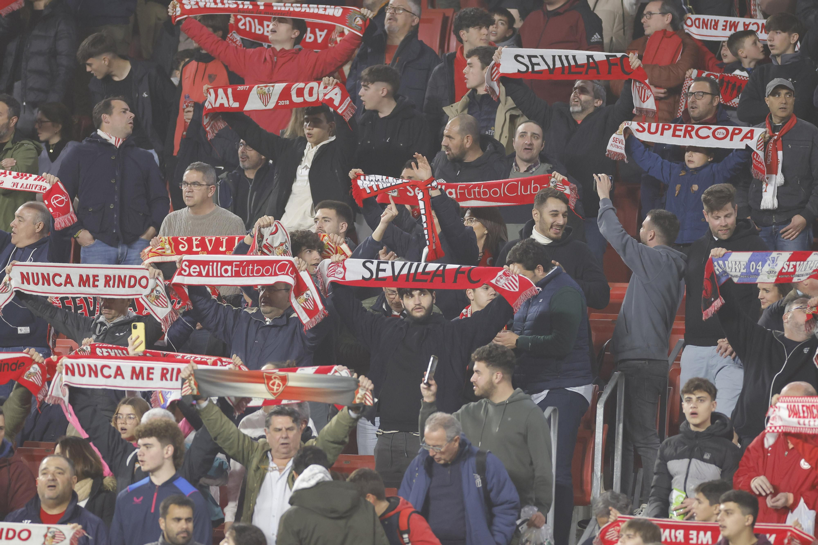 Búscate en las fotos del Sevilla-Fenerbahçe,