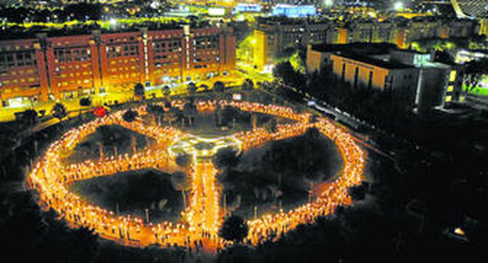 Vista del símbolo humano de la paz desde la Torre de los Perdigones.