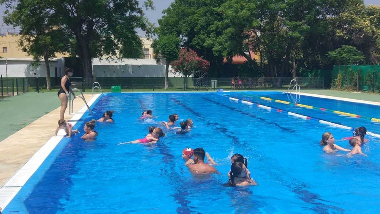 Un curso de iniciación a la natación en una de las tres piscinas municipales de Guillena, que no abrirán este verano.