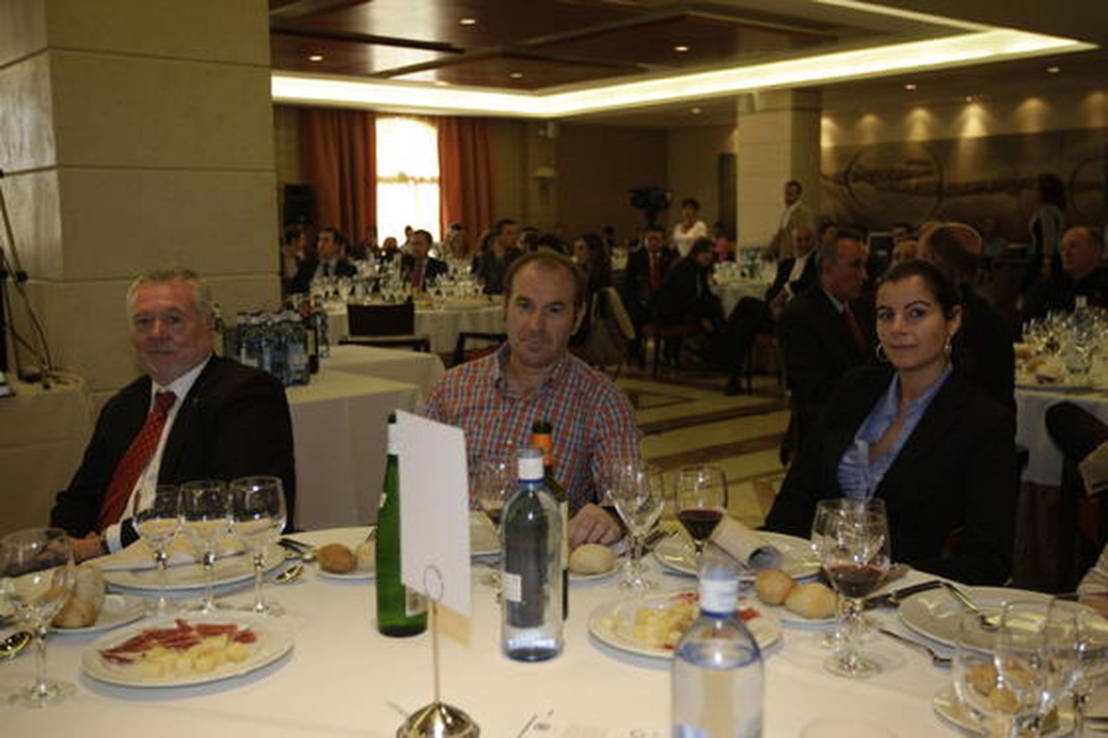 Juan Jiménez, alcalde de Benahadux, junto a Luis Pérez y Estefanía Alcalá, concejales del Partido Socialista en el Ayuntamiento de Adra.

Foto: Fran Leonardo