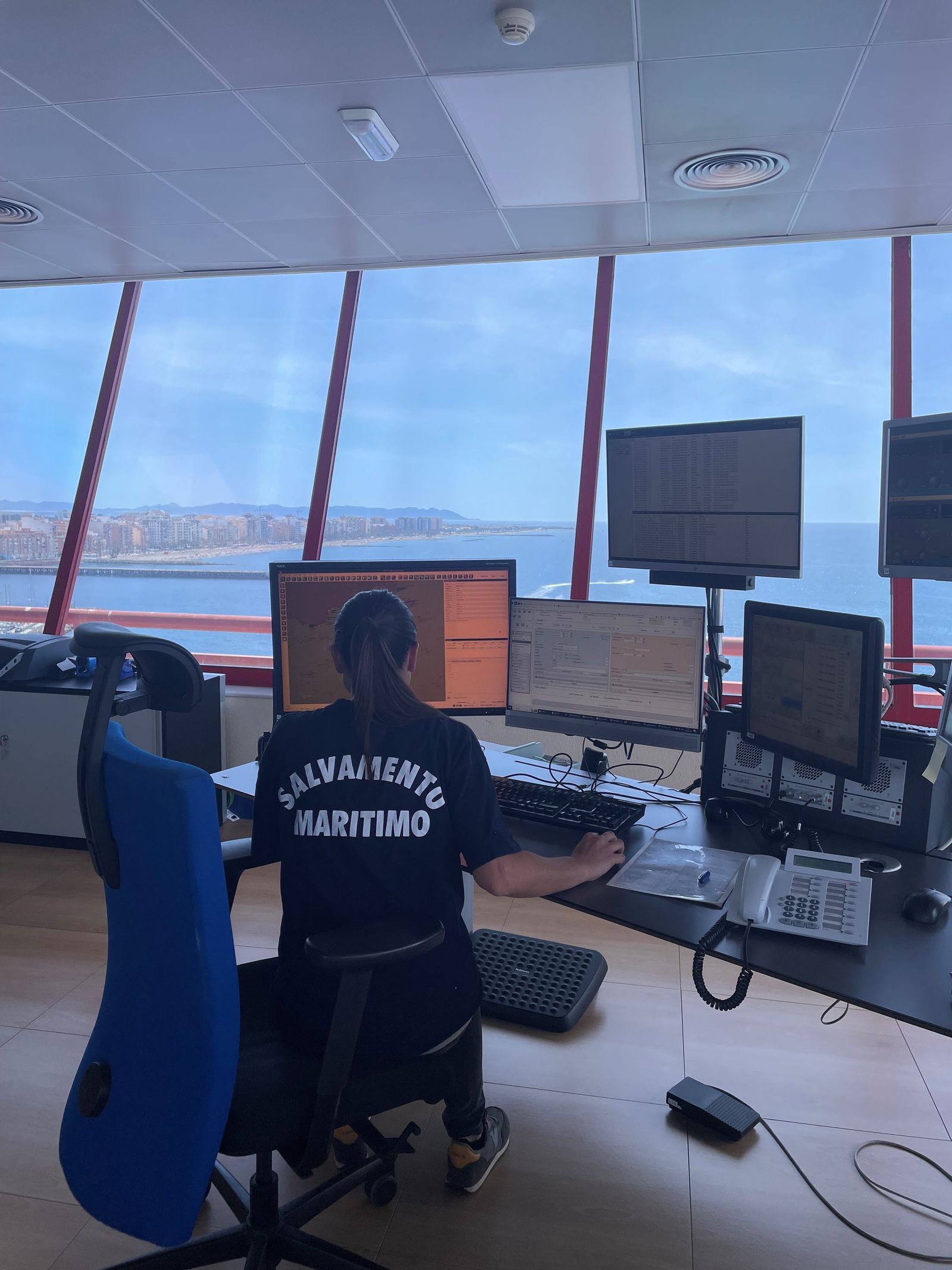 Controladora del Centro de Coordinación de Salvamento Marítimo en Almería.