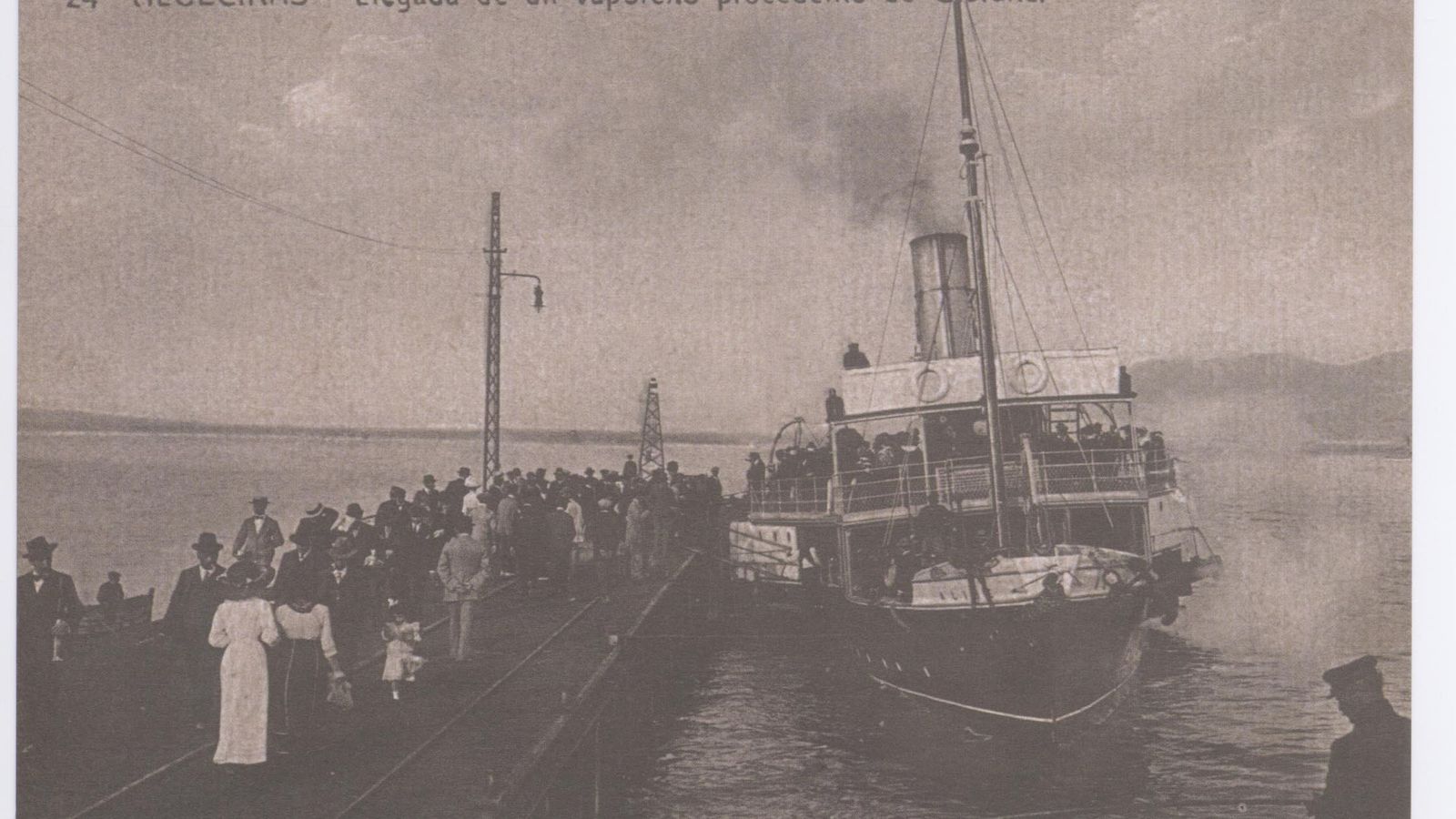 Juan Pedro y Elena cruzaban la bahía en el vapor de Gibraltar.