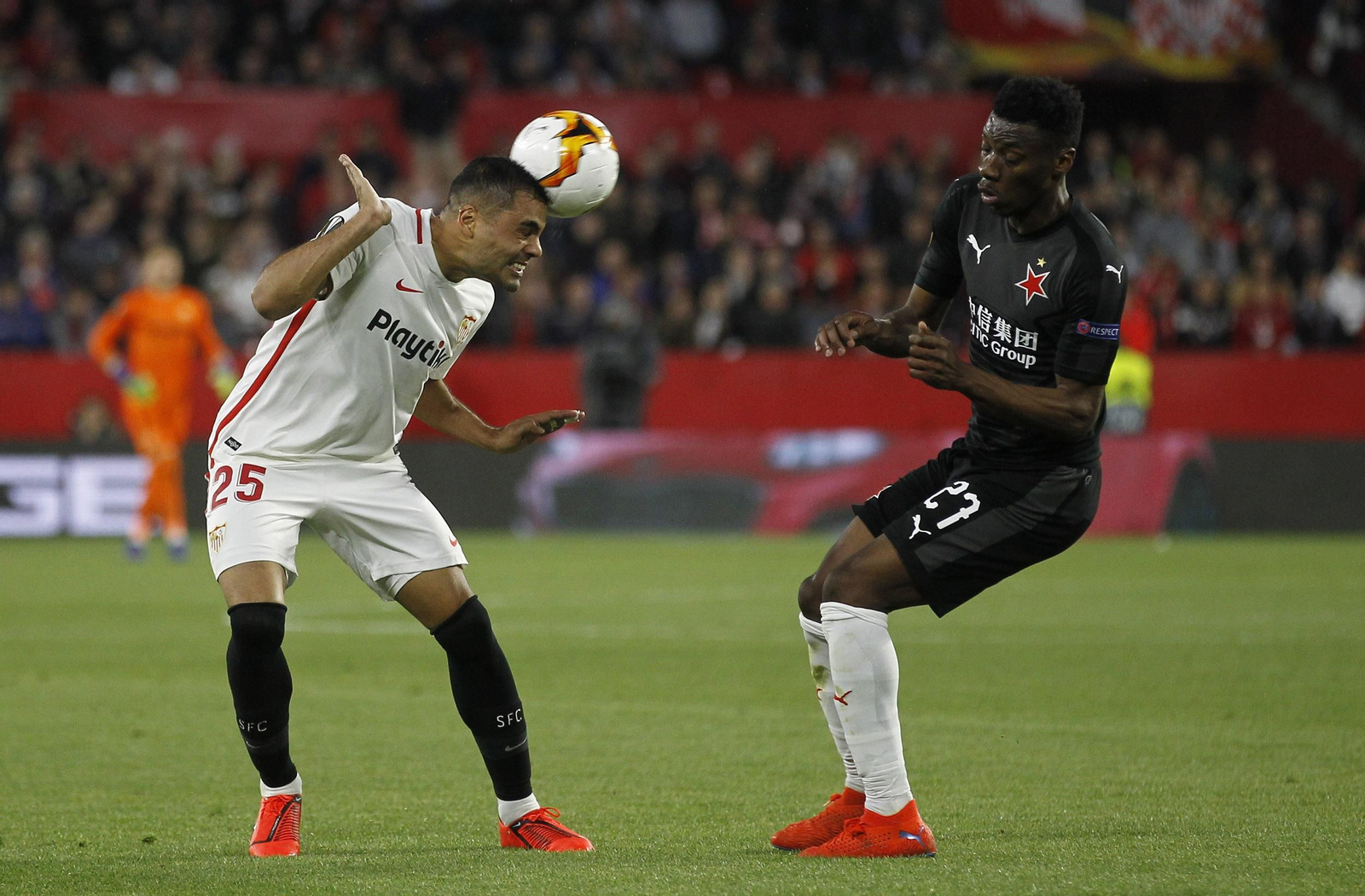 Mercado despeja de cabeza en un momento del partido.