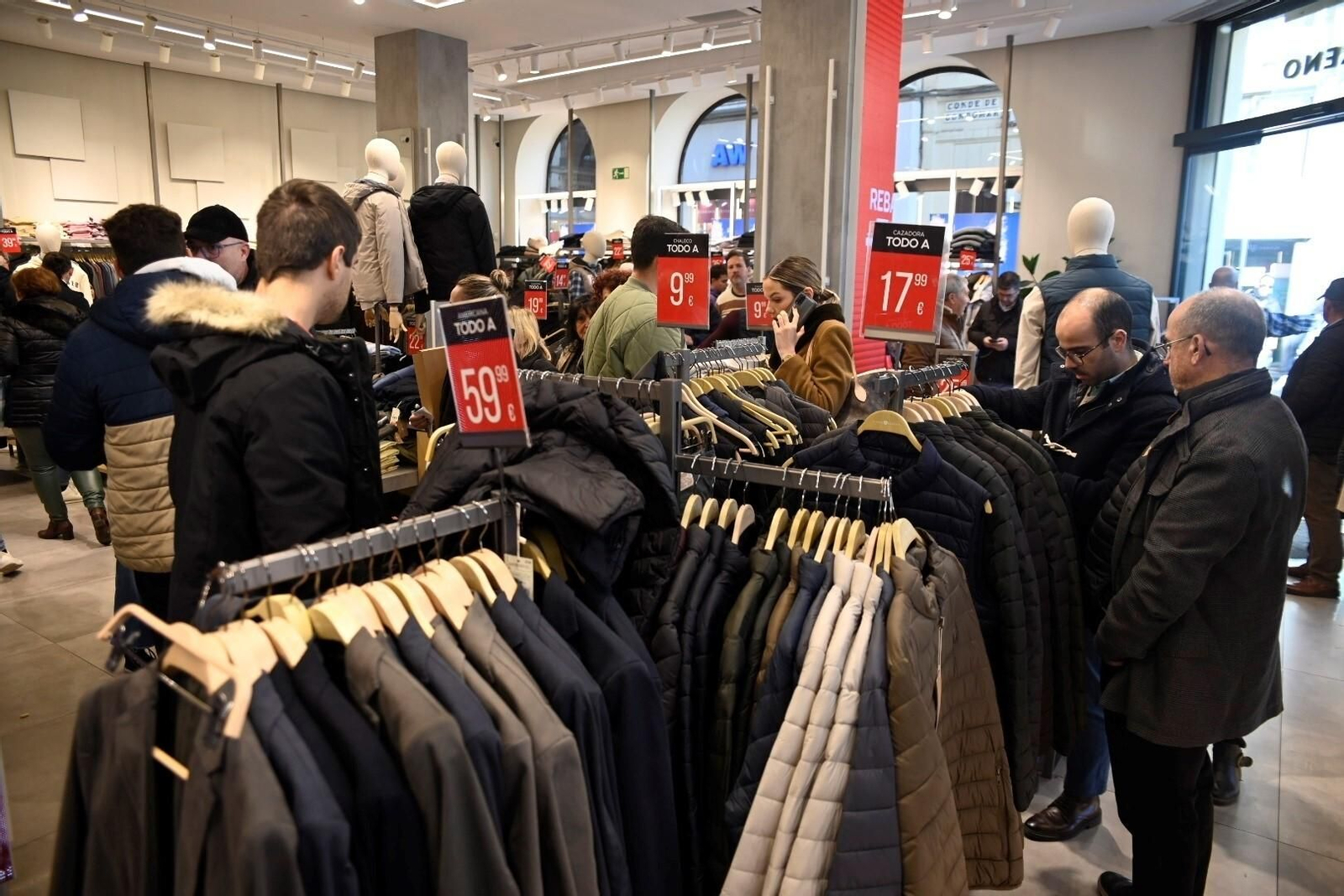 Las cordobeses se echan a la calle el primer día de las rebajas de invierno, en imágenes