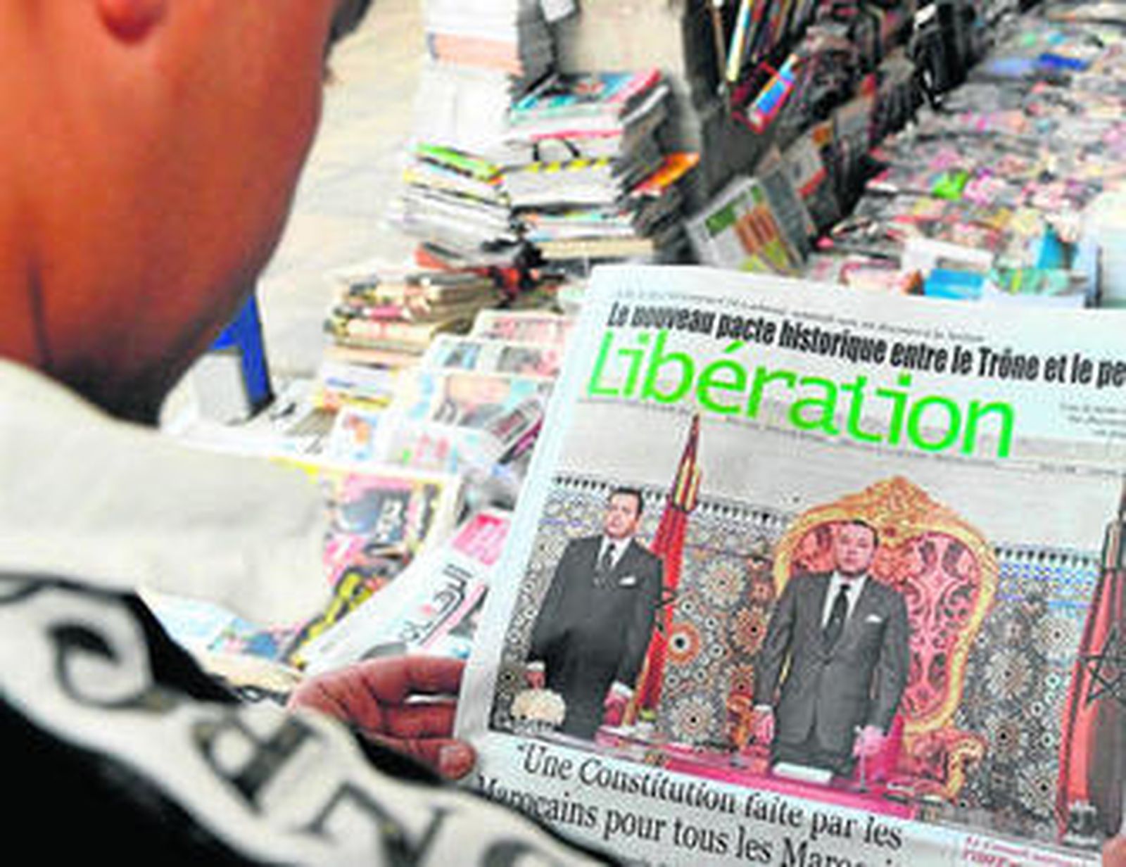 Un hombre lee en Rabat el diario 'Libération', con el discurso del rey en su portada.