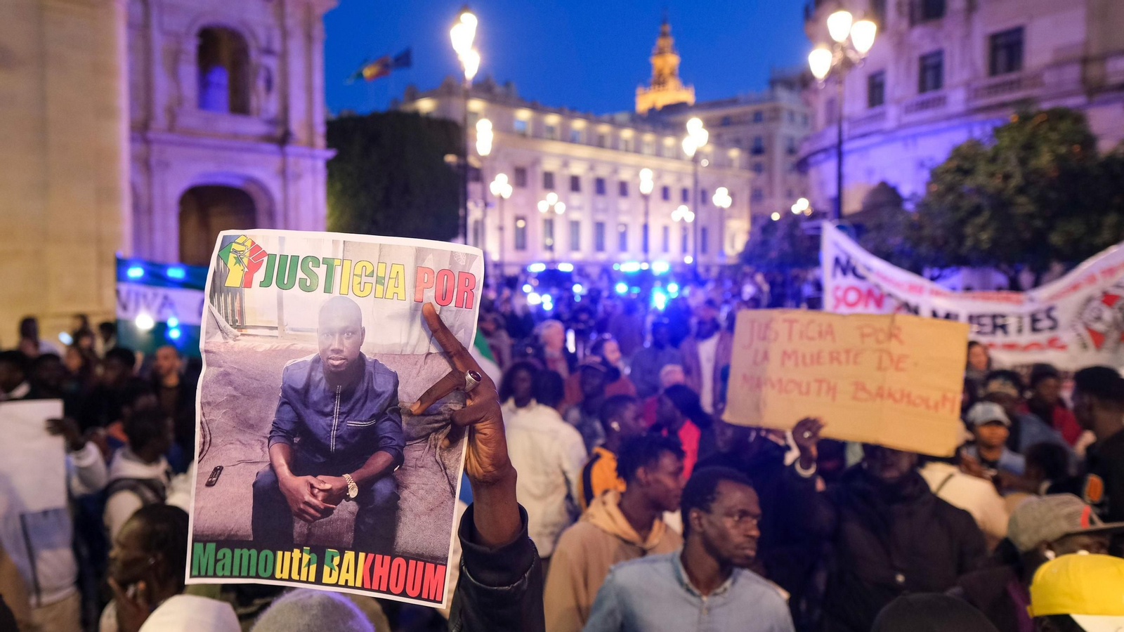 Imagen de la concentración que organizaron los amigos de la víctima y varias asociaciones tras el suceso.