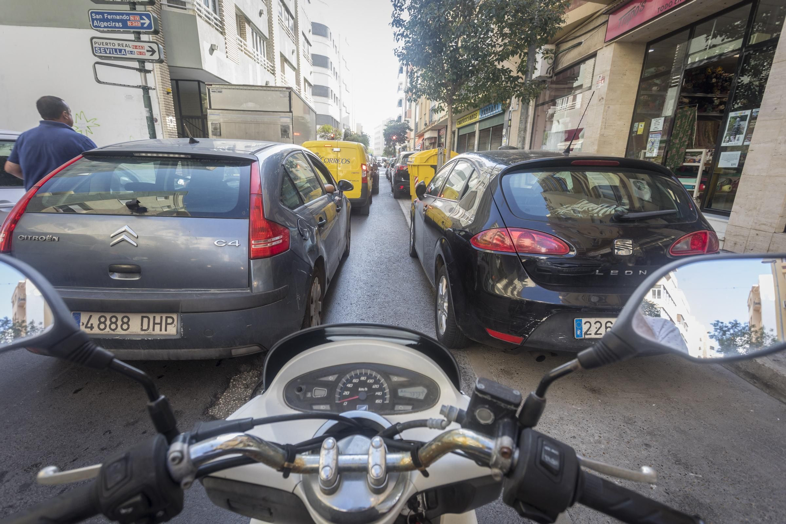 Varios vehículos aparcados y circulando por la avenida de Portugal en Cádiz. Varios vehículos aparcados y circulando por la avenida de Portugal en Cádiz.