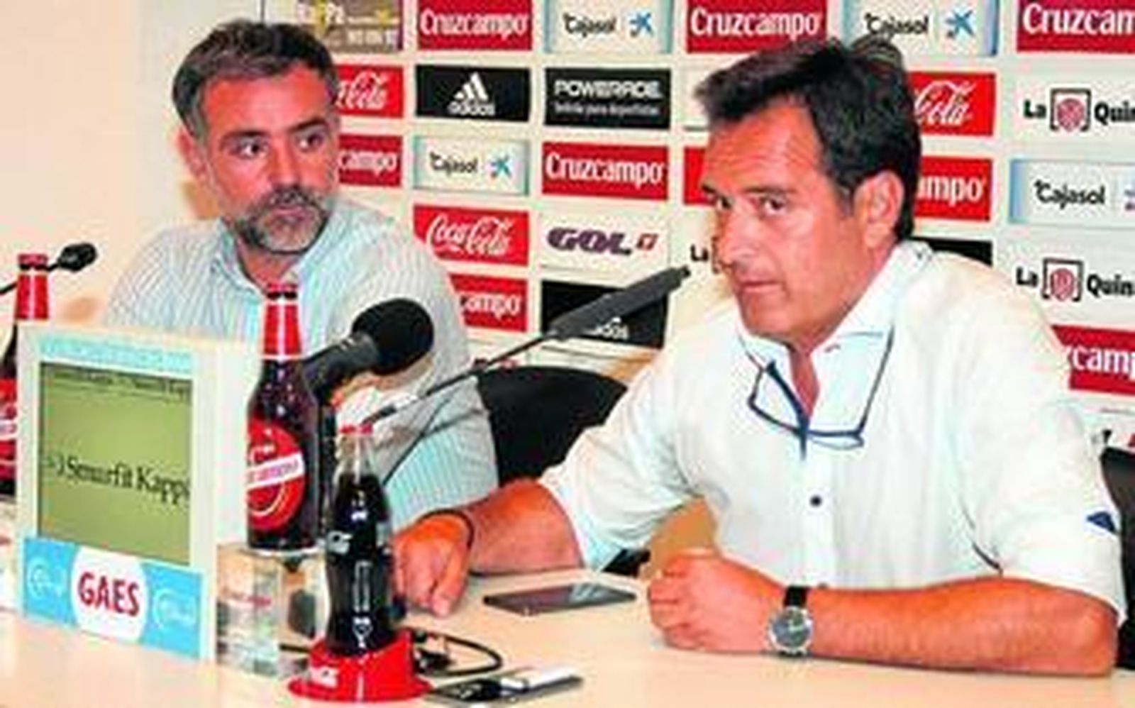 El director general Álvaro Roncal mira atentamente al portavoz y abogado del club durante su comparecencia, ayer.