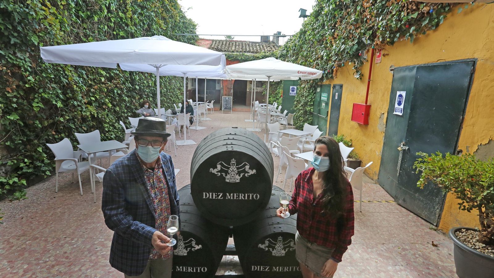 Juan Narváez, el pasado jueves en La Comedia, adaptada como tabanco y terraza en la era del Covid.