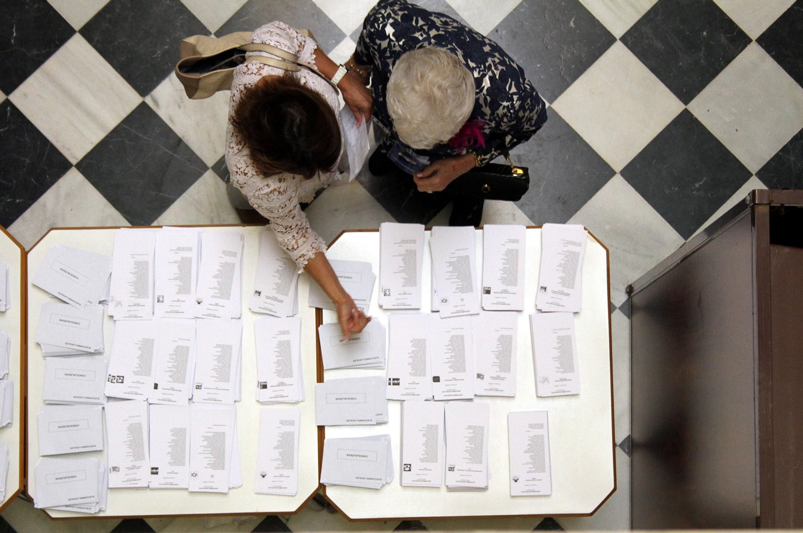 Votantes en un colegio electoral de Huelva.
