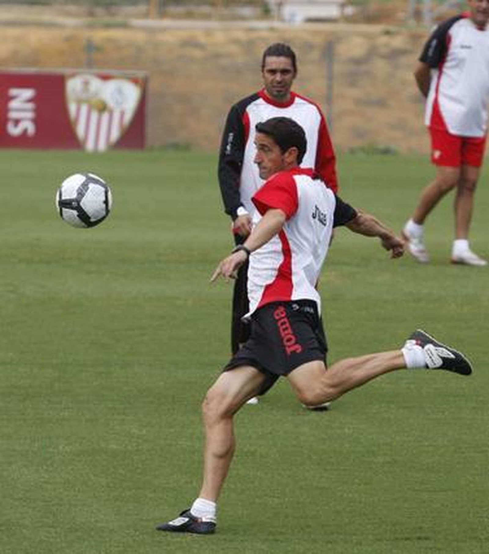 Jiménez se dispone a golpear un balón durante un entrenamiento. 

Foto: Victoria Hidalgo