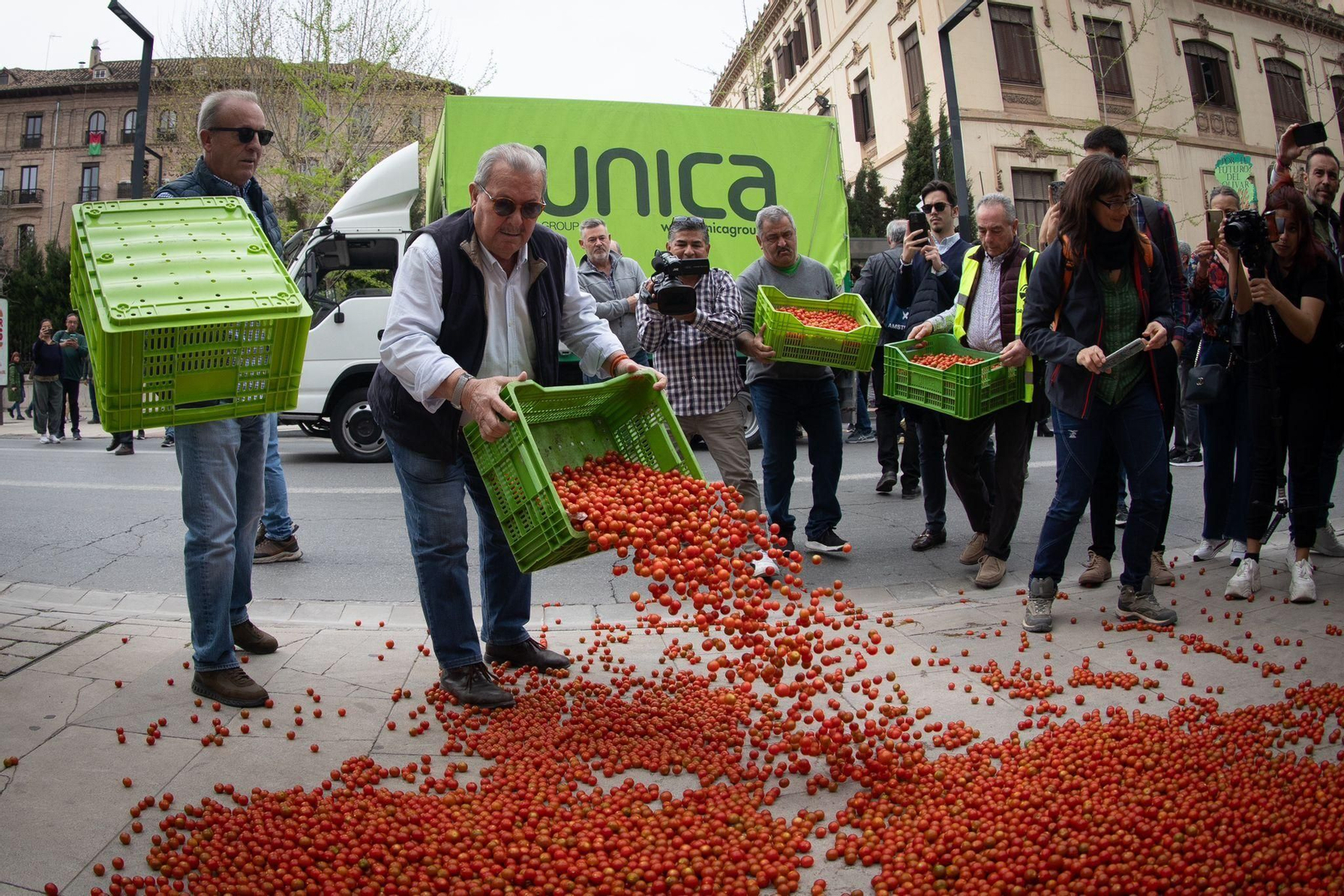 Las mejores fotos de la tractorada de Granada de este Viernes de Dolores
