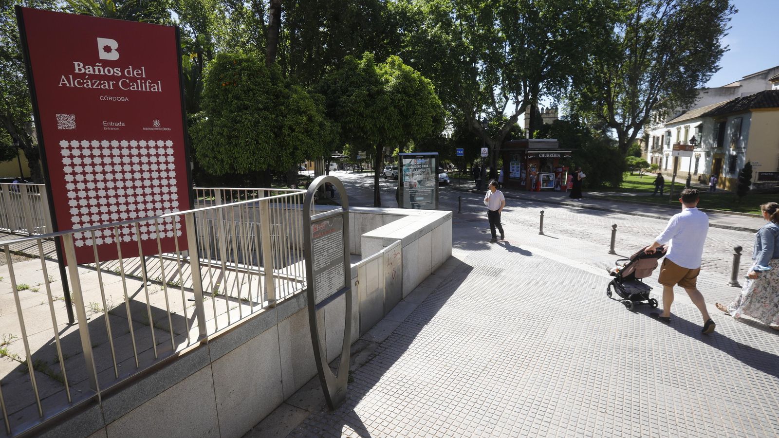 Baños del Alcázar, también cerrados.