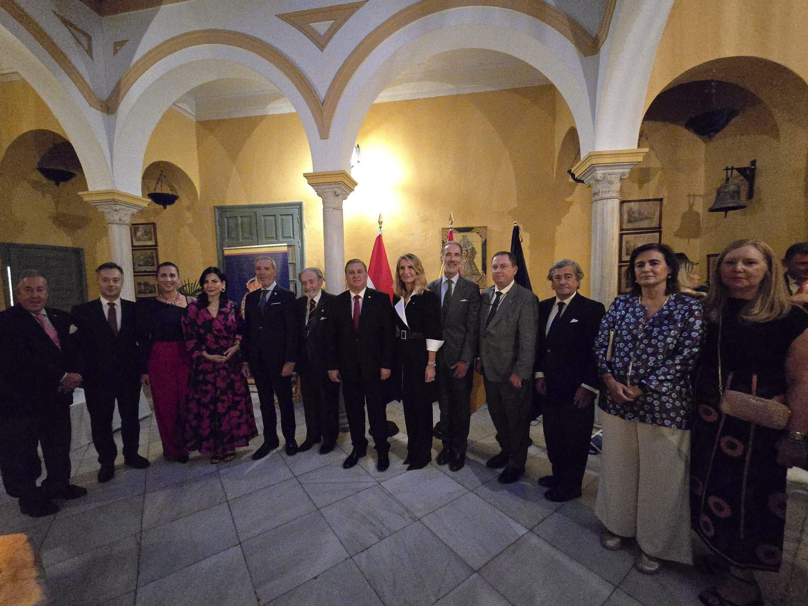 Una foto de familia de uno de los actos de la visita del embajador de Paraguay a Sevilla.