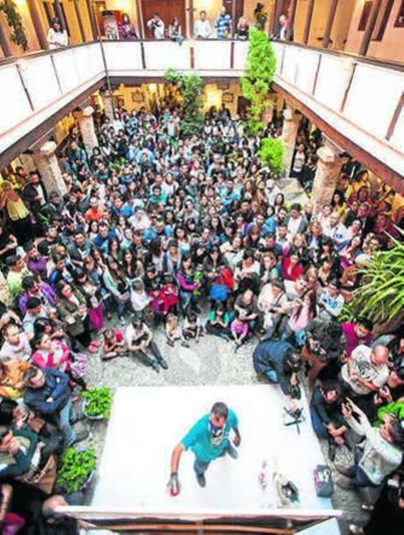 1 y 4. El Niño de las Pinturas realizó ayer una multitudinaria exhibición en la Corrala de Santiago. 2 y 3. Dos detalles de retratos murales realizados por el grafitero, que figuran en la exposición.