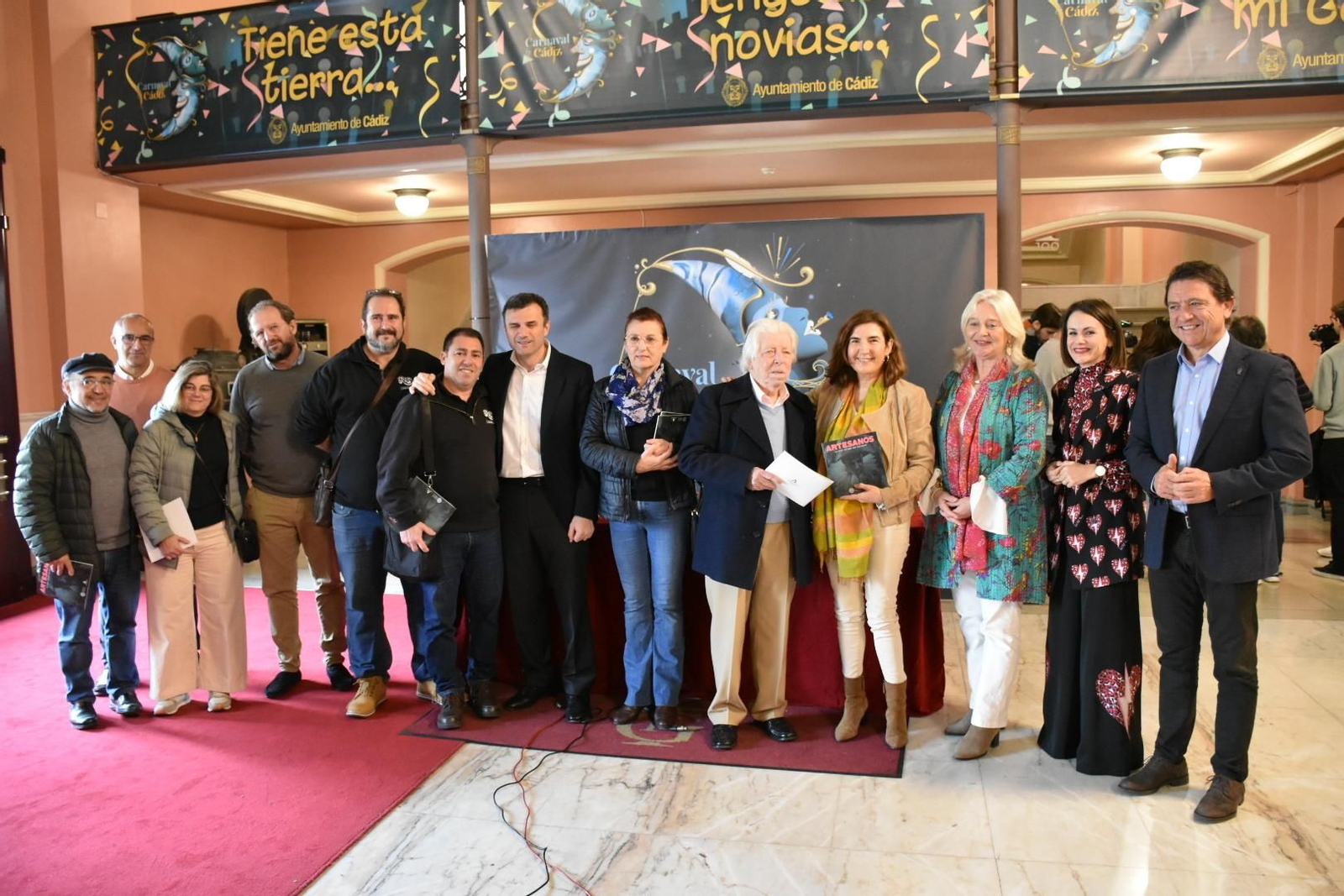 Artesanos del Carnaval de Cádiz con representantes de la Junta y el Ayuntamiento.