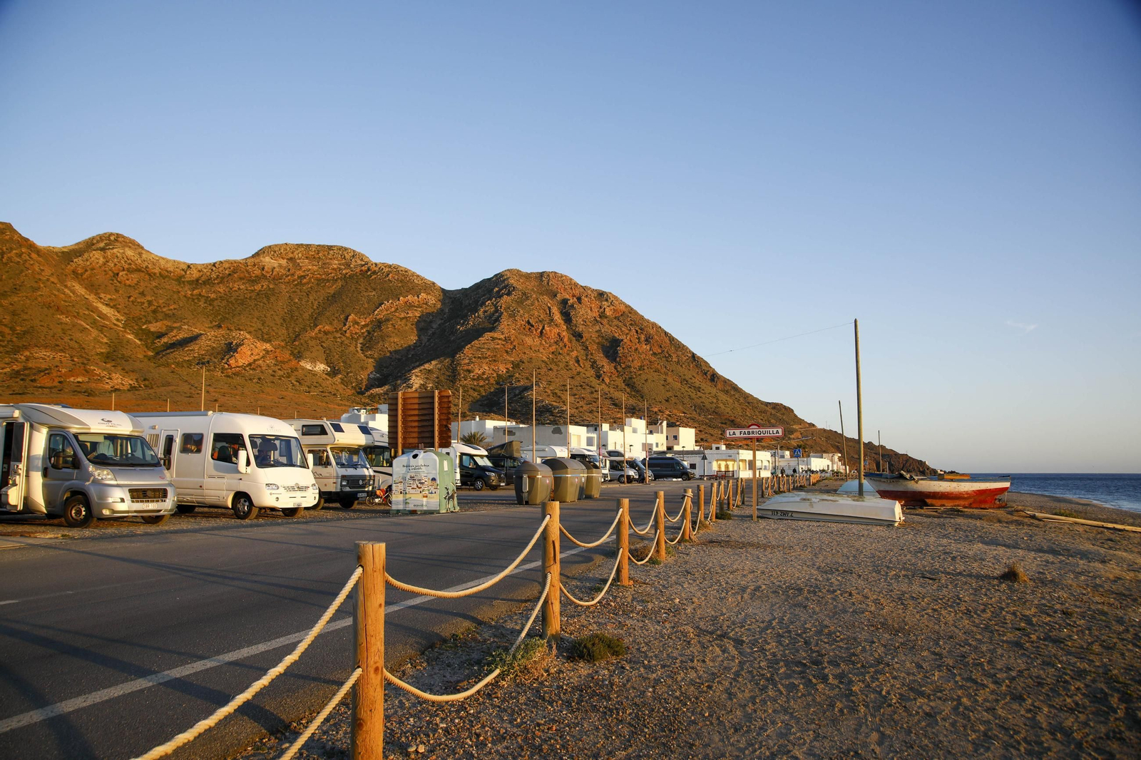 Autocaravanas estacionadas en la playa de Cabo de Gata, en imágenes