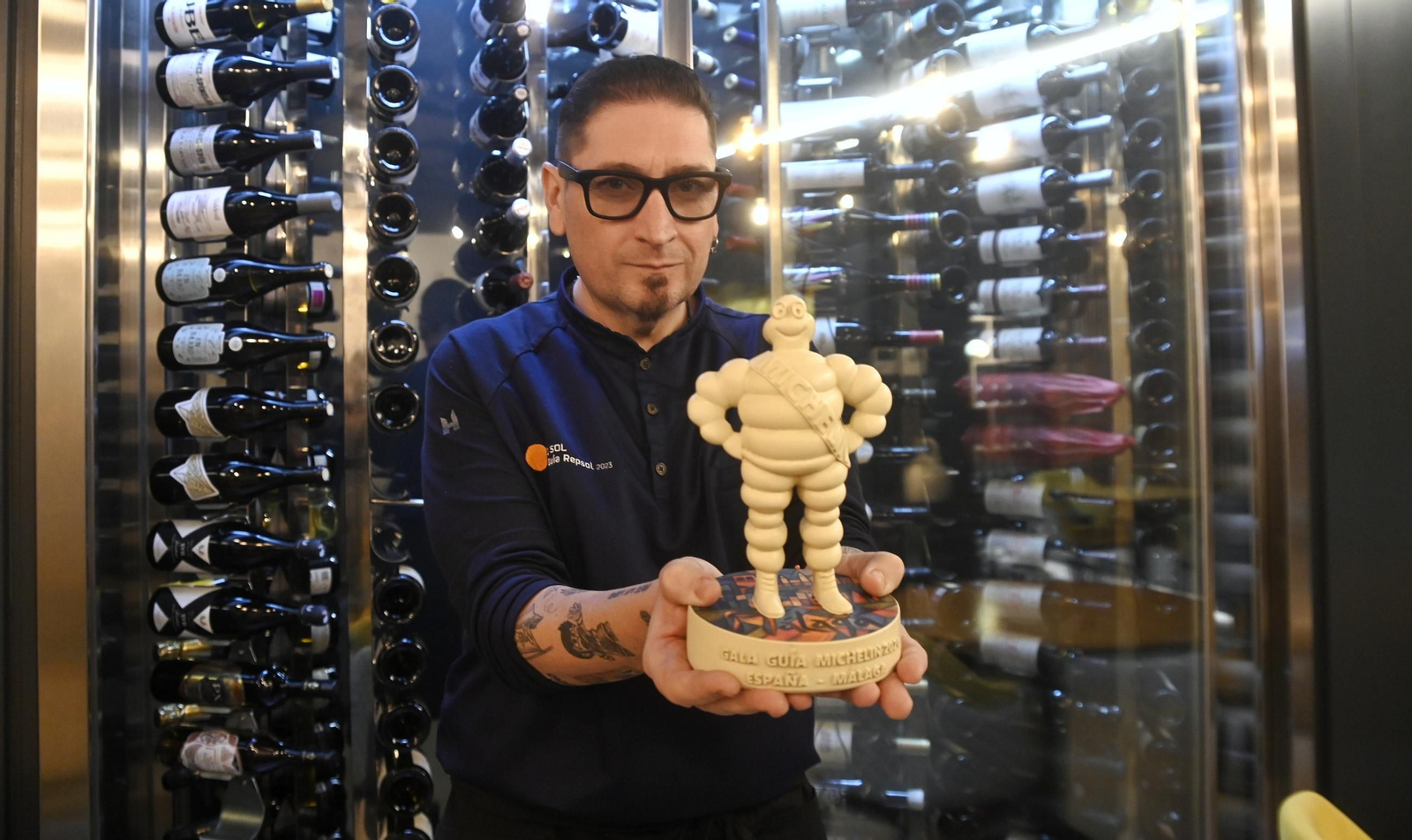 Periko Ortega posa con Bibendum de la Guía Michelin