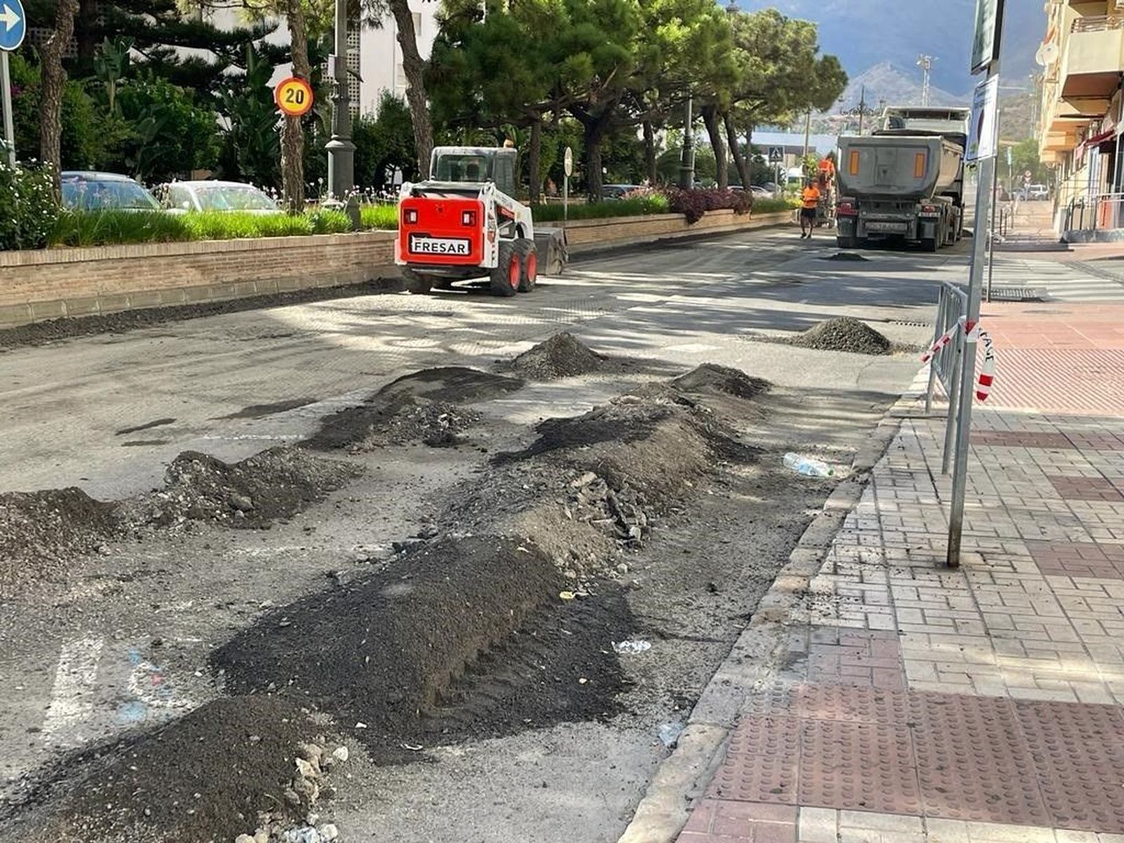 Realizan las labores de asfaltado en Estepona