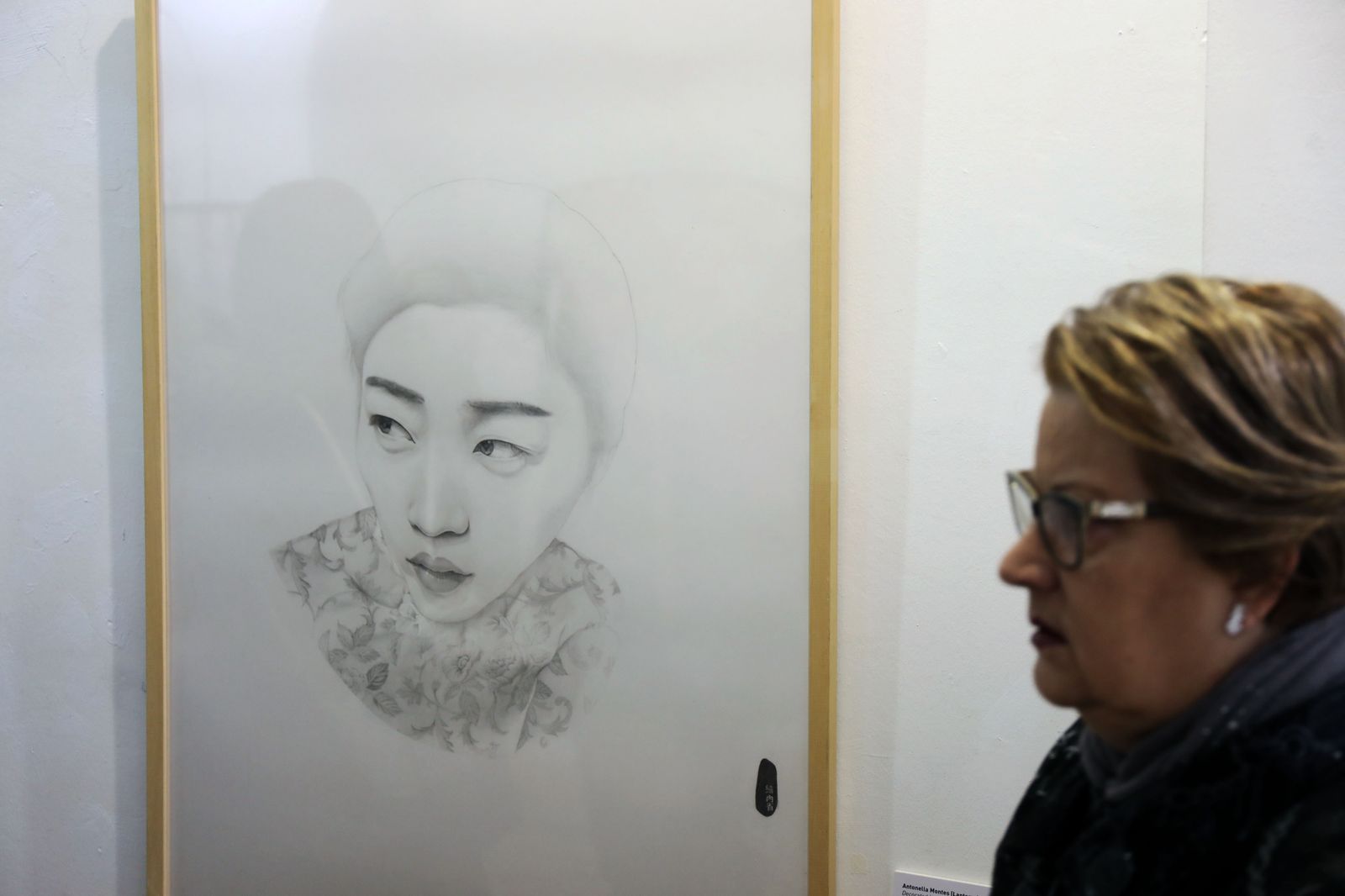 Una visitante observa un cuadro de la exposición.