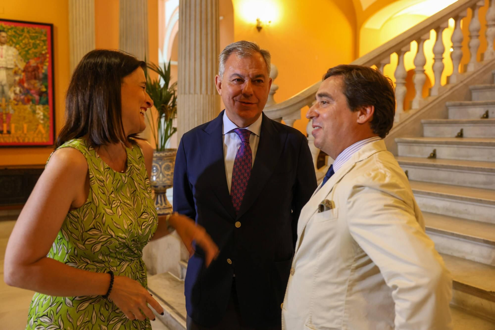 Garzón, en la imagen de archivo, junto a los alcaldes de Santander y Sevilla, Gema Igual y José Luis Sanz.