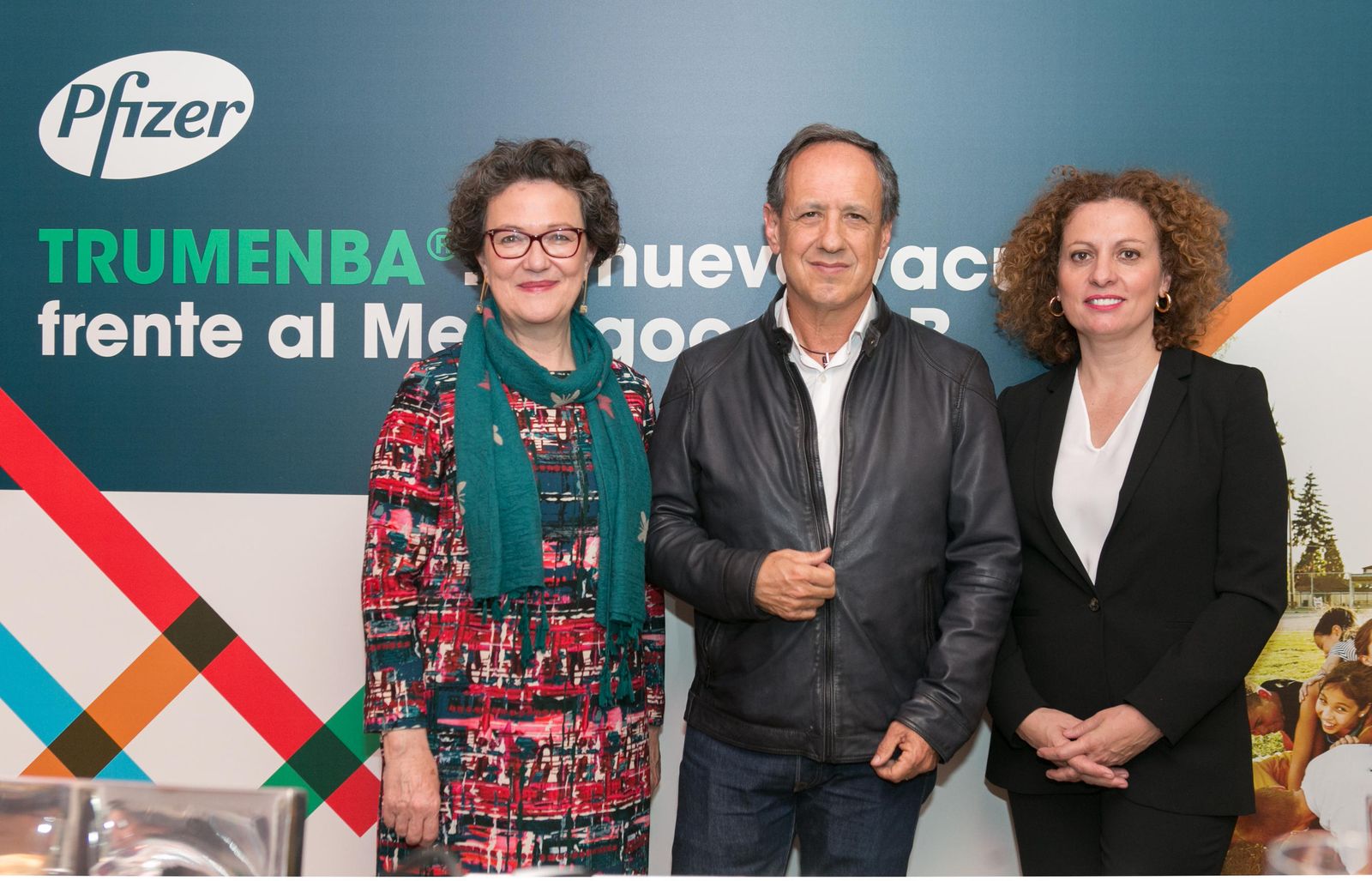 María José Cilleruelo y Javier Álvarez Aldeán (pediatras), y Cristina Méndez, de Pfizer.