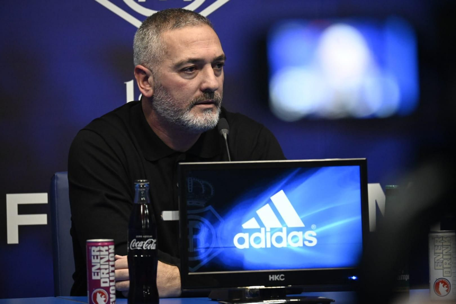 Arzu en la rueda de prensa de presentación.