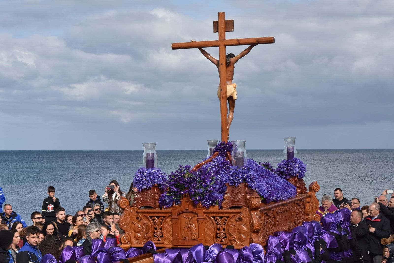 El Cristo del Mar de La Línea, el Viernes Santo de 2018, con cielo sin lluvias a primera hora de la tarde.