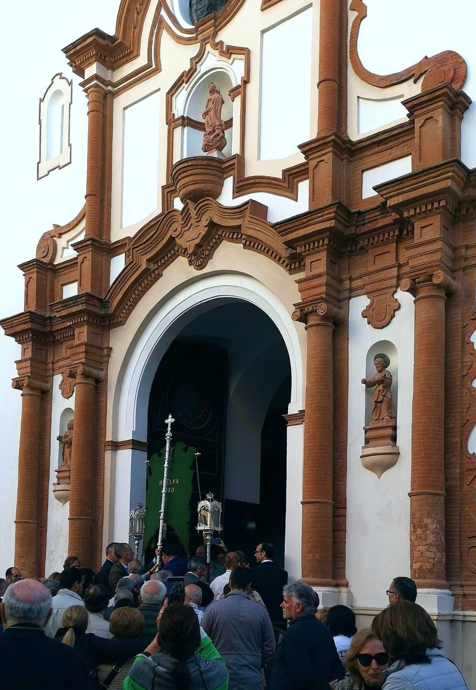El Rosario de la Aurora de la Hermandad de Huelva, en imágenes