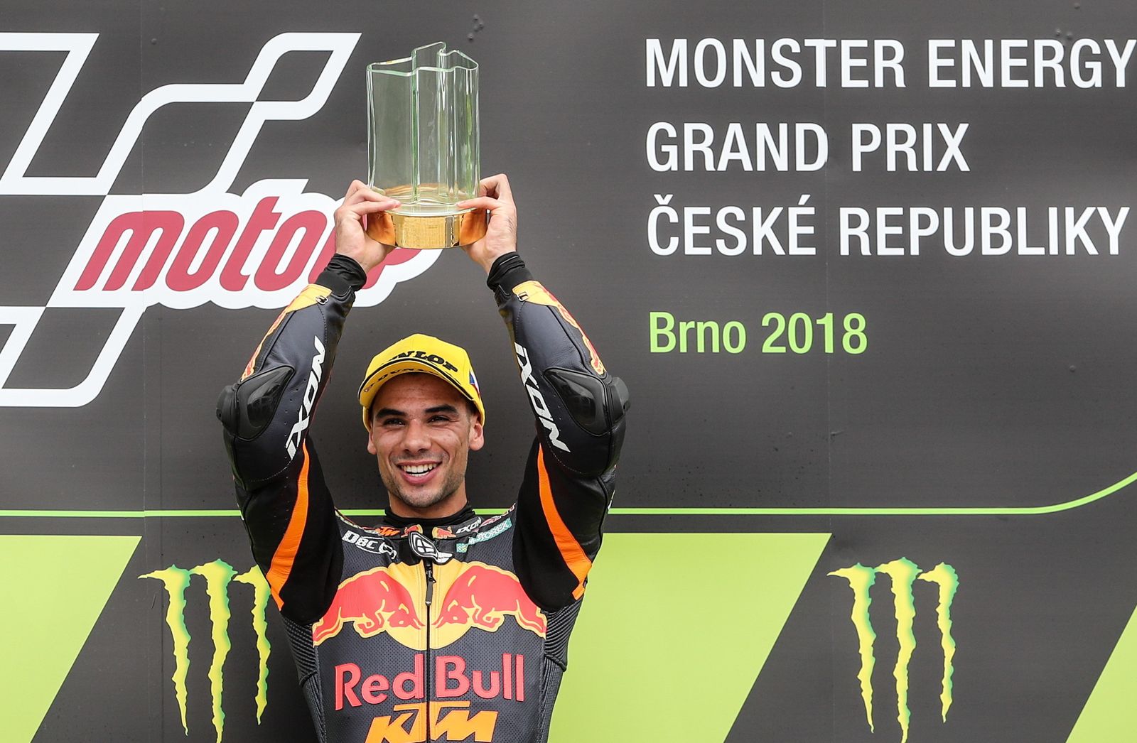 Oliveira celebra su triunfo en Moto2