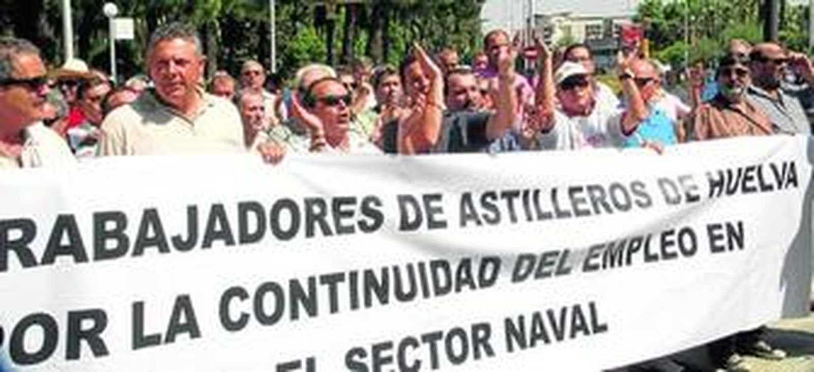 Trabajadores de Astilleros, ayer a las puertas de la Delegación del Gobierno andaluz.